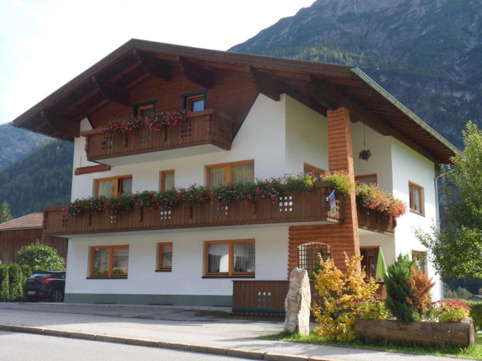 Haus Sonnenschein Apartment Holzgau Bagian luar foto